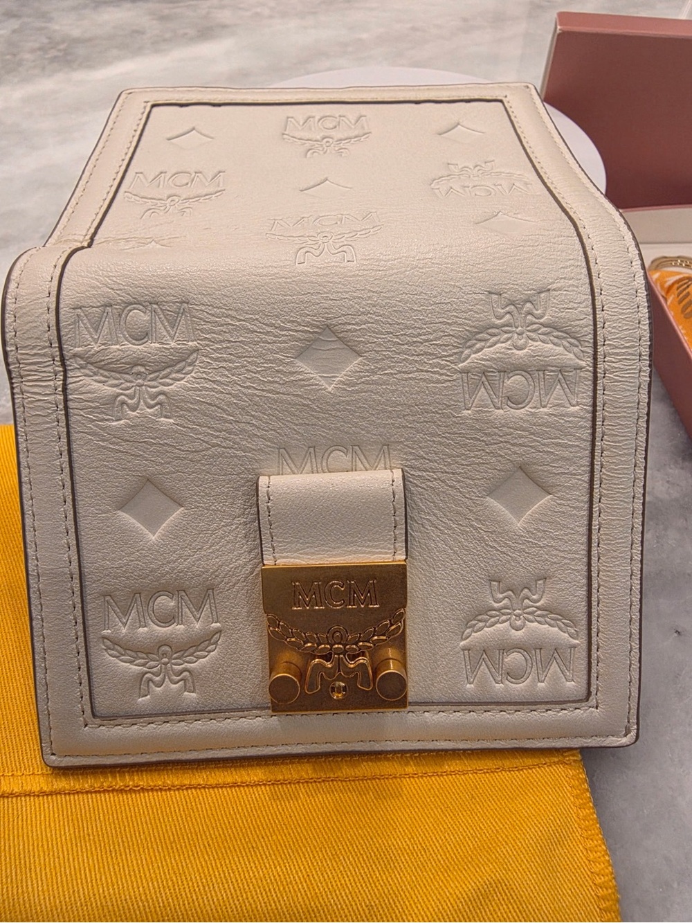 NWT MCM Off White Embossed Leather Bifold Wallet with Gold Plaque - Picture 4 of 5